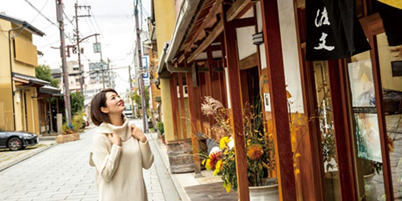 Di Kyoto, selain menikmati peninggalan bersejarah seperti kuil, wisatawan dapat menikmati kafe-kafe bernuansa retro yang direnovasi dari rumah tua khas Jepang, seperti di daerah Nishijin. 