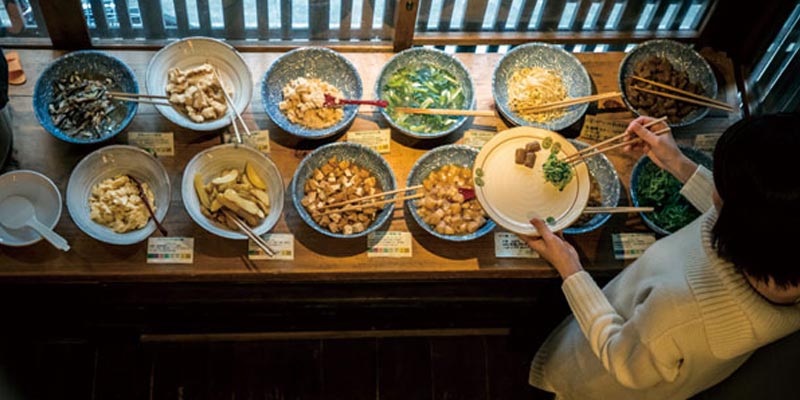 Hidangan obanzai (sebutan untuk lauk rumahan khas Kyoto yang telah ada sejak dulu) dari bahan makanan natural di restoran Matsutomiya Kotobuki.