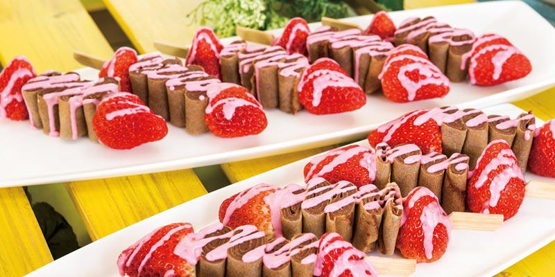 Walaupun penampilannya imut, cokelat ganace akan membuat Anda merasa sangat kenyang. Hilton Tokyo Bay, salah satu hotel resmi Tokyo Disney Resort® menyelenggarakan acara dessert buffet bertema ladang stroberi (strawberry field) di restoran Lounge O mulai 13 Januari hingga 1 Juli 2018.