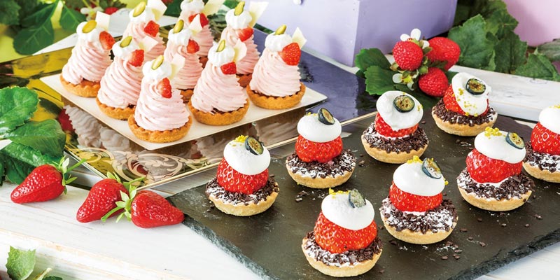 Kue strawberry cheese and chocolate mont blanc tampil di Hilton Tokyo Bay, salah satu hotel resmi Tokyo Disney Resort® yang menyelenggarakan dessert buffet bertema ladang stroberi (strawberry field) di restoran Lounge O mulai 13 Januari hingga 1 Juli 2018.