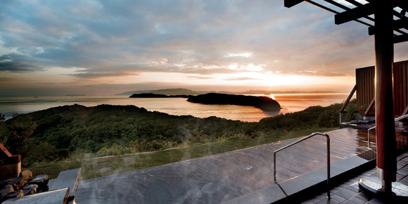 Qkamura merupakan penginapan yang berada di dataran tinggi di Pulau Tomogashima, Prefektur Wakayama, Jepang. Dari penginapan ini wisatawan dapat menikmati pemandangan Teluk Kitan.