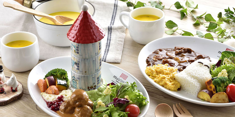 Miniatur rumah Moomin yang berisi 3 jenis makanan dan ditumpuk ke atas, Scandinavian meatballs, salada, dan 3 jenis sayuran yang telah direbus. 