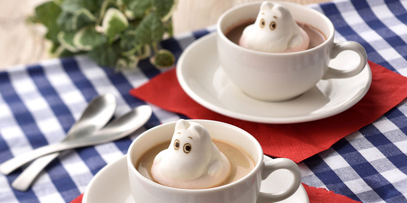 Minuman Moomin Marshmallow yang terdiri dari milk tea dan cokelat panas seharga 850 Yen (sebelum pajak) dengan karakter Moomin berukuran besar yang terbuat dari marshmallow terapung di atasnya. 