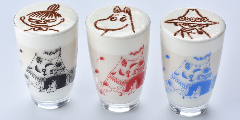 Di Moomin Café, Jepang, selain rasa ice latte kita juga bisa memilih karakter yang kita inginkan untuk digambar di atas minuman kita, pilihannya yaitu Moomin, Little My, Snufkin, dan juga Hattifattener.