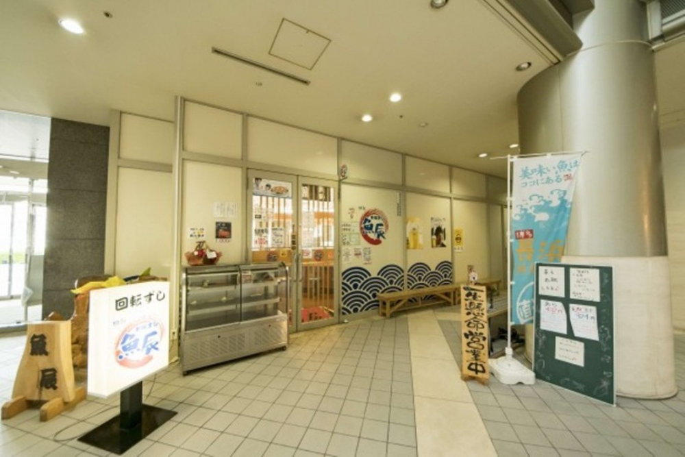 Salah satu restoran yang populer di dekat Pasar ikan Nagahama adalah ?Ichibazushi Uotatsu?.