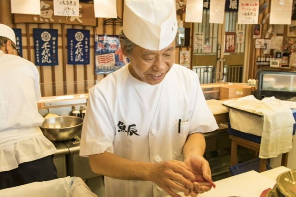 Koki di restoran Ichibazushi Uotatsu?.