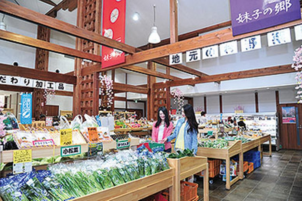Di Michi-no-eki Imokonosato, kita bisa membeli beragam jenis sayuran atau produk khas daerah Shiga.