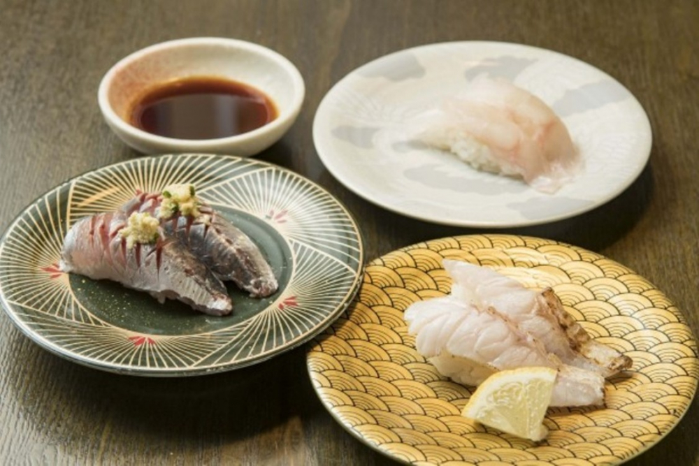 Tiga hidangan yang direkomendasikan di restoran Ichibazushi Uotatsu?: ?Aji? 216 yen, ?Aka-mutsu? 540 yen, dan ?Ara? 432 yen.