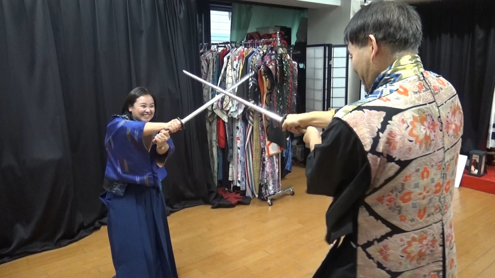 Kegiatan belajar teknik pedang Jepang ?Tate? yang bisa diikuti oleh orang asing di daerah Osaka, Jepang. Kelas ini dapat diikuti di gedung Asosiasi Teknik Pedang Jepang (Nihon Tatedo Kyokai) yang terletak di daerah Yotsubashi, Osaka. 