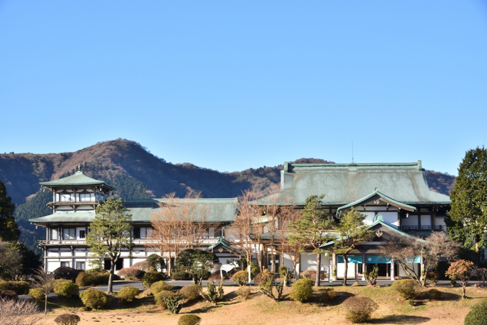 Pemandangan Zekkei Higaeri Onsen Ryuguden Honkan yang dikelilingi oleh pegunungan Hakone dan terletak di dekat pinggir danau Ashinoko
