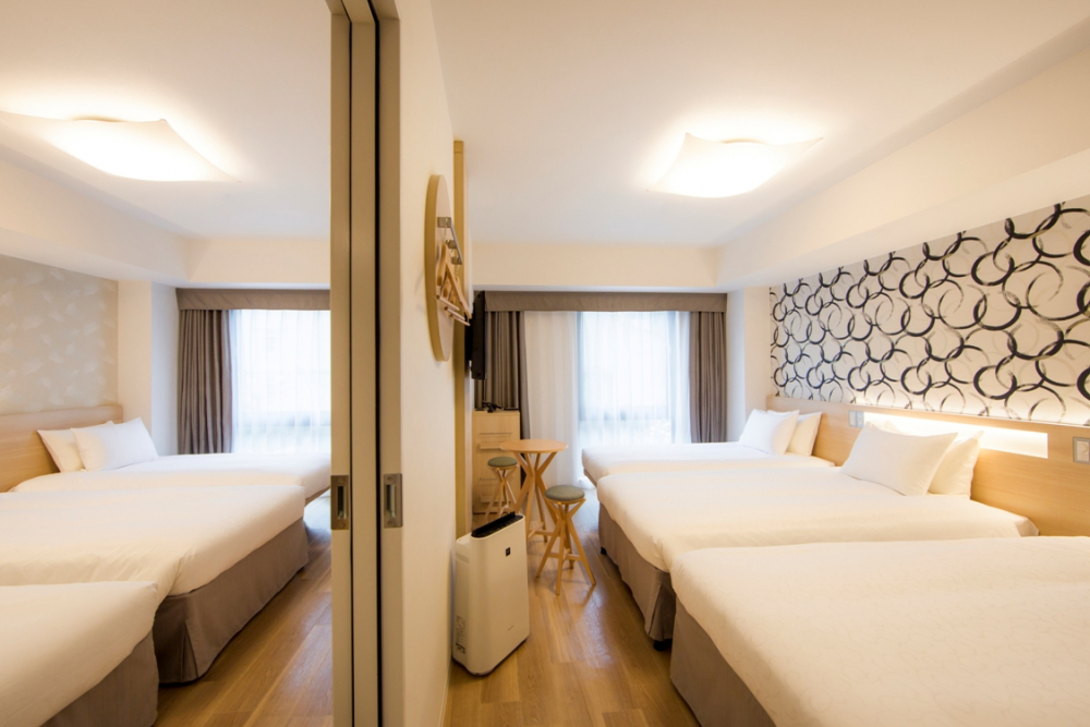 Tipe kamar Standard Twin with Extra Bed (connecting) yang masih jarang ditemukan di hotel-hotel lainnya di areal ini.