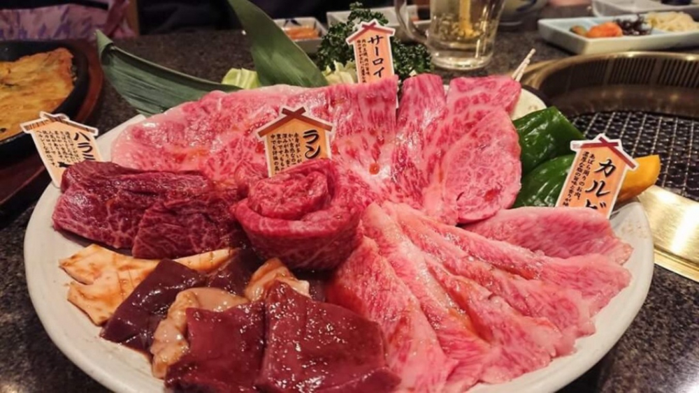 Dengan memesan paket course, Anda bisa mencoba daging sapi wagyu dari berbagai bagian