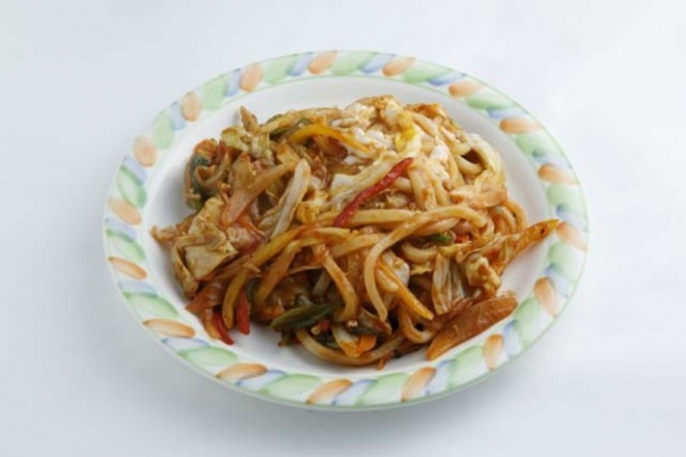 Chinese Napoli (600 yen) terbuat dari sayuran, daging babi, dan mie udon yang dimasak gaya Italia. Bubuk keju bisa ditaburkan sesuai selera
