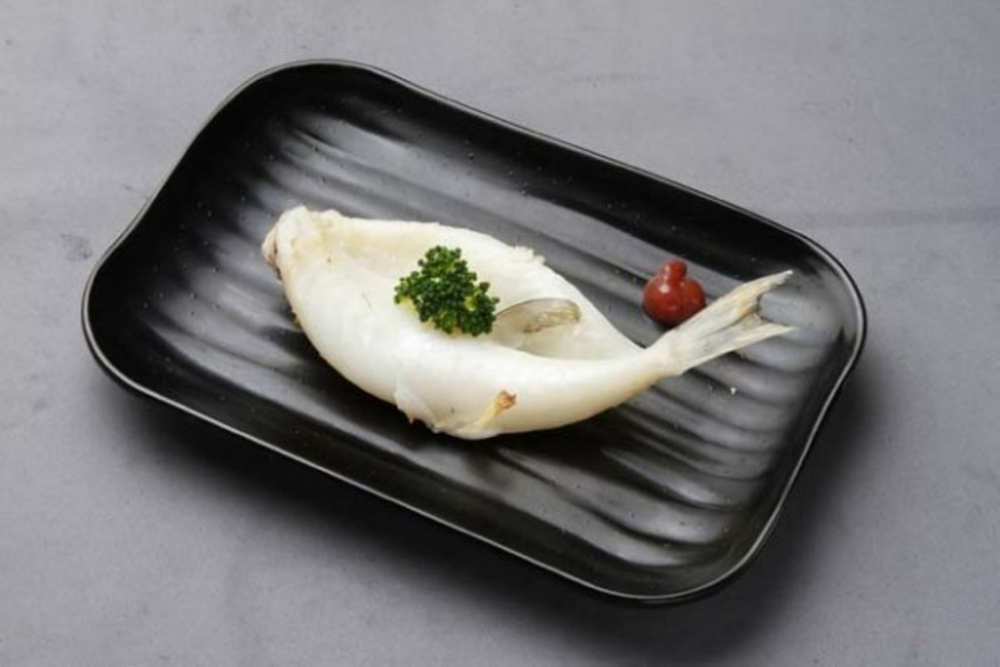 Fugu panggang (400 yen) yang terasa lembut. Enak baik disantap langsung atau diberi saus plum
