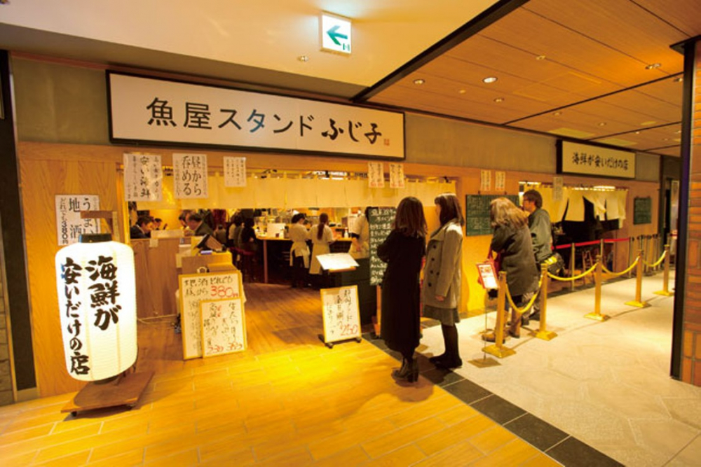 Antrean pengunjung ke restoran Sakanaya Stand Fujiko 