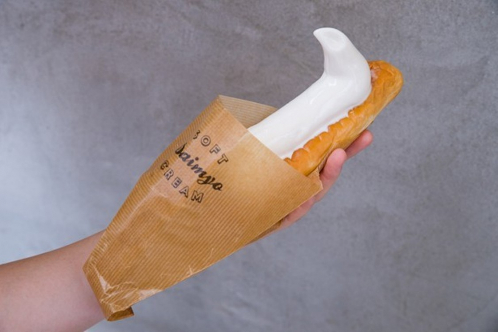 Coupe Bread Softcream (450 yen). Roti hangat dan softcream dingin merupakan kombinasi yang pas.
