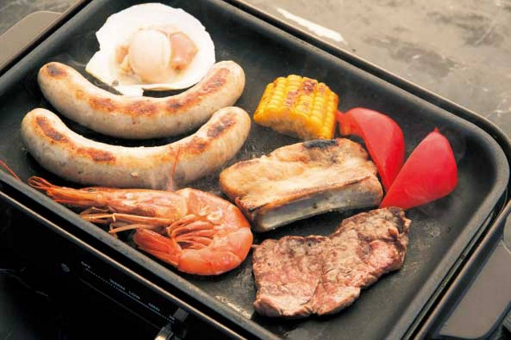 Menu barbecue dengan daging sapi, babi, daging ayam, seafood, dan lainnya 