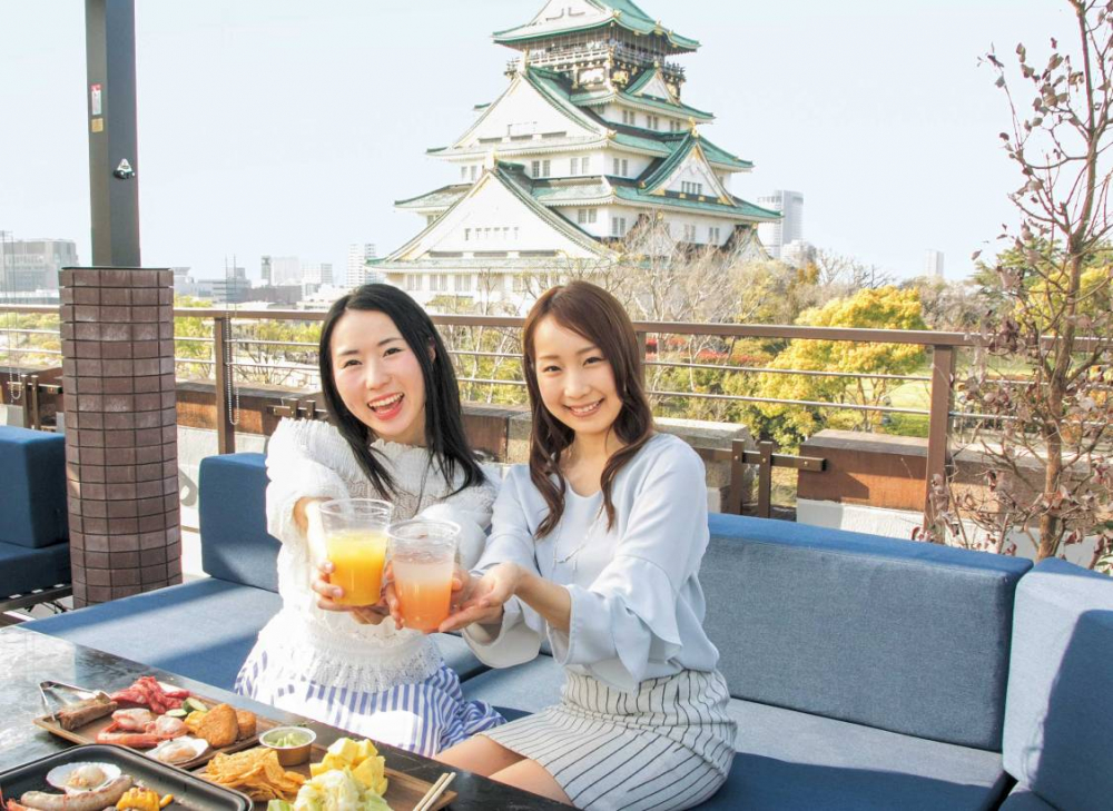 Menikmati  barbecue dengan pemandangan menara Istana Osaka 