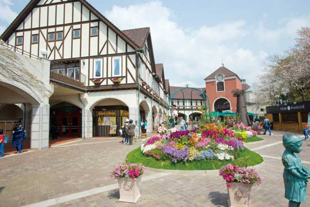 Tepat setelah Anda turun dari stasiun puncak Herb Garden, Anda dapat melihat Tenbou Plaza (plaza observasi)