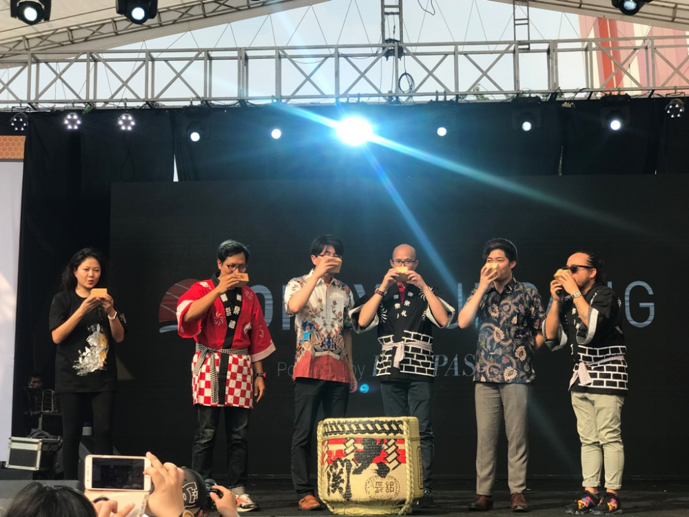 Minum sake bersama saat peluncuran Ohayo Jepang, Minggu (1/7/2018).