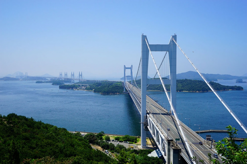 Jembatan besar Seto Ohashi yang menghubungkan prefektur Okayama dan Kagawa