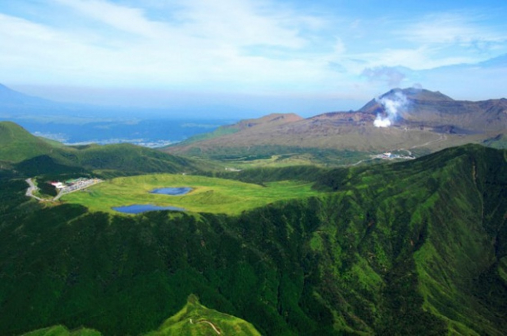 Panorama indah dari Gunung Aso.