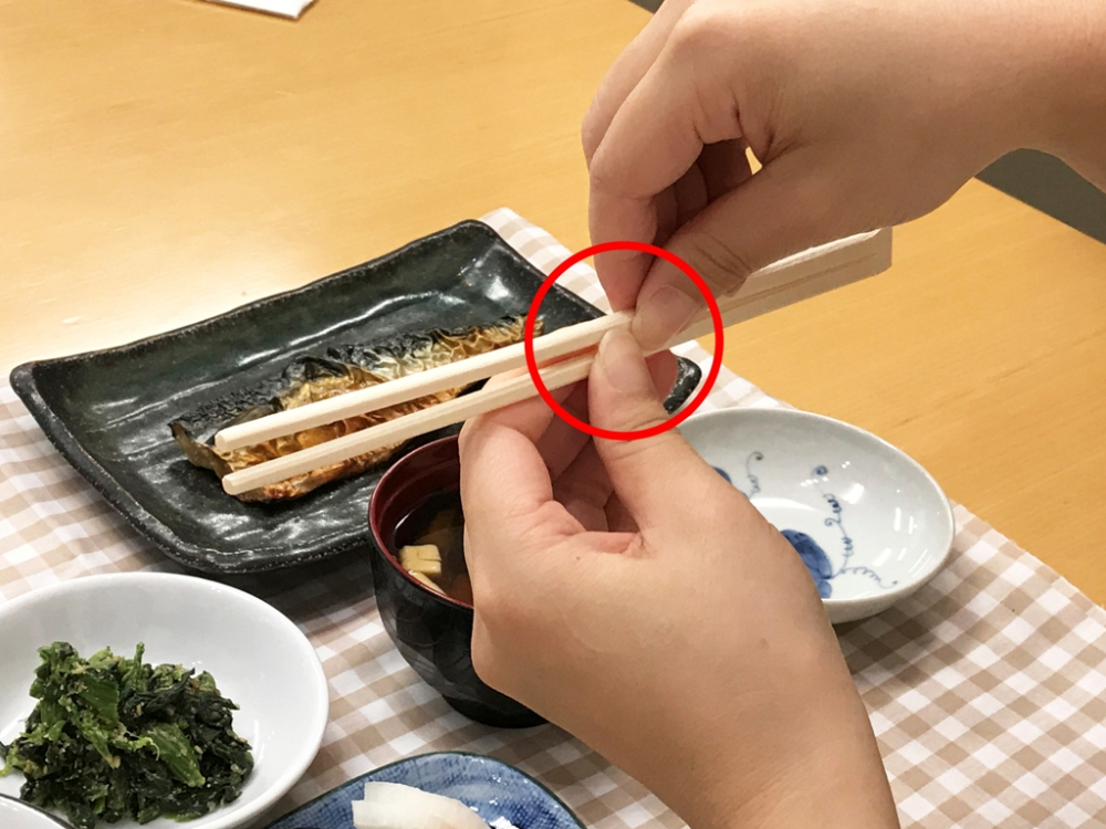 Ketika hendak membelah sumpit kayu, terlebih dahulu pegang sumpit secara horisontal. 