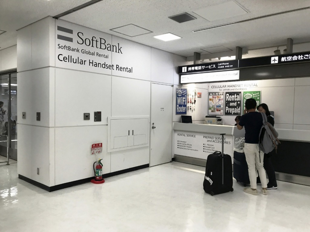 loket SoftBank Global Rental ini kecil dan bersebelahan dengan dinding