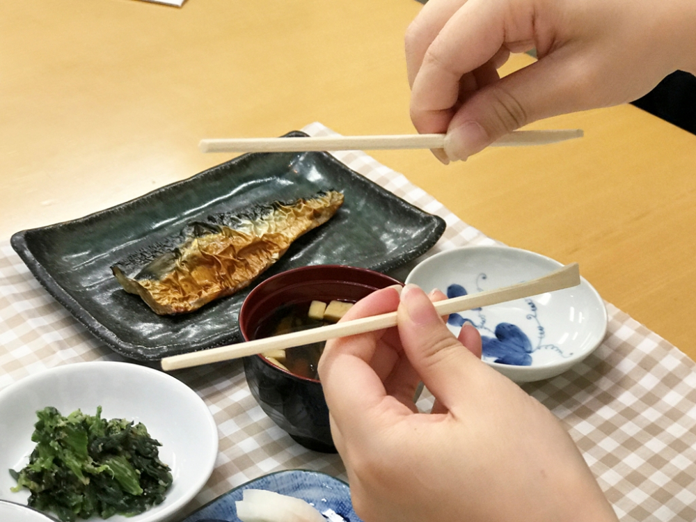 pisahkan sumpit secara sejajar.