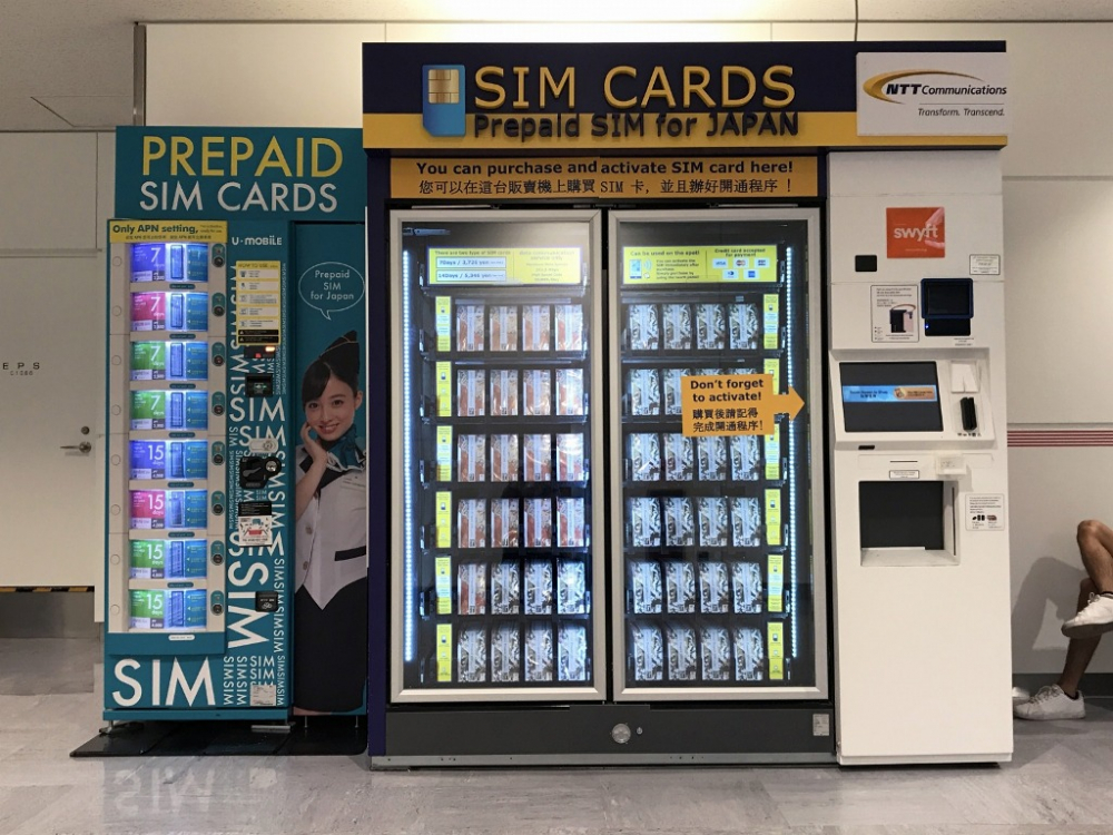 mesin penjual otomatis (vending machine) yang menyediakan kartu SIM