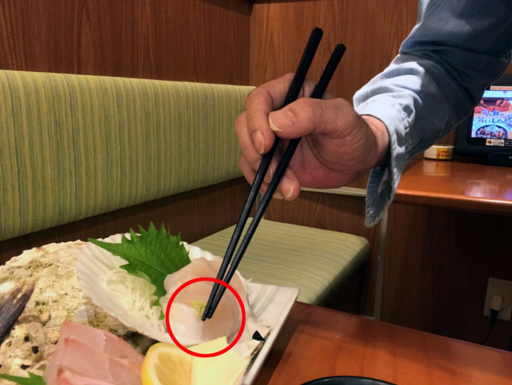 Oleskan wasabi pada sashimi