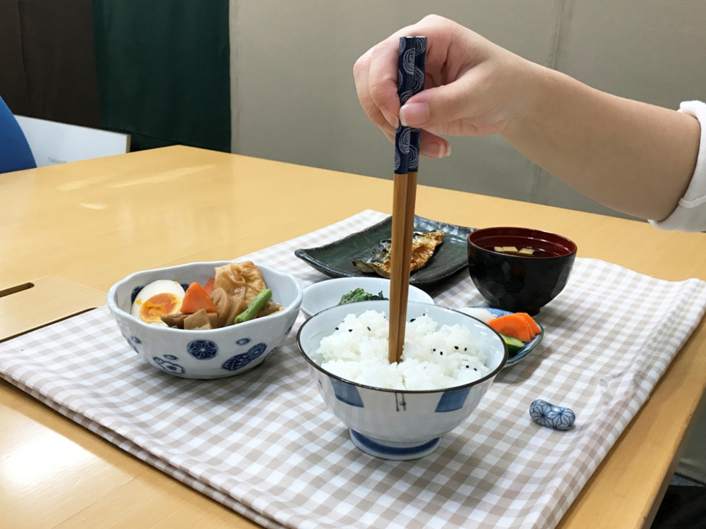 Menusuk sumpit di nasi dalam mangkuk adalah sesuatu yang hanya dilakukan pada upacara kematian