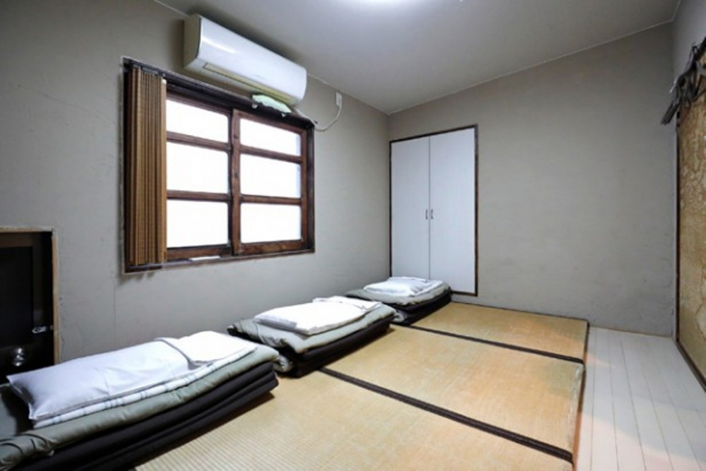 Tipe kamar privat untuk tiga orang (triple room)