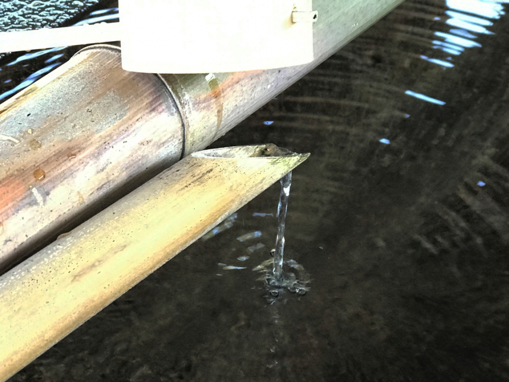 Air mengalir dari bambu.
