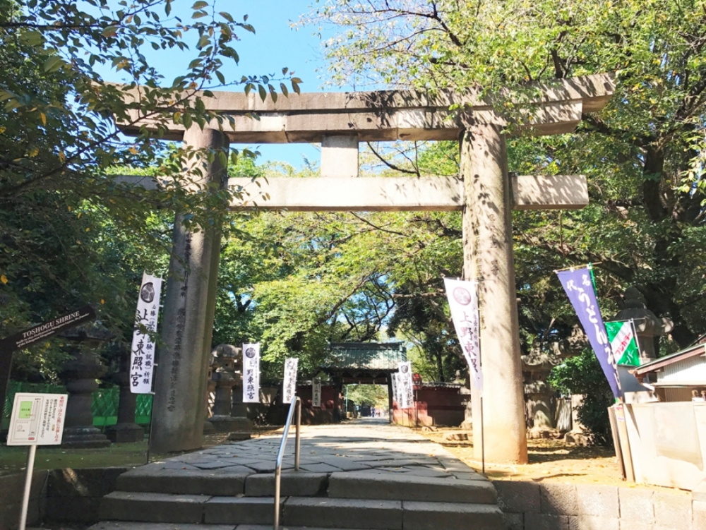 Ini adalah gerbang torii di area masuk menuju kuil.