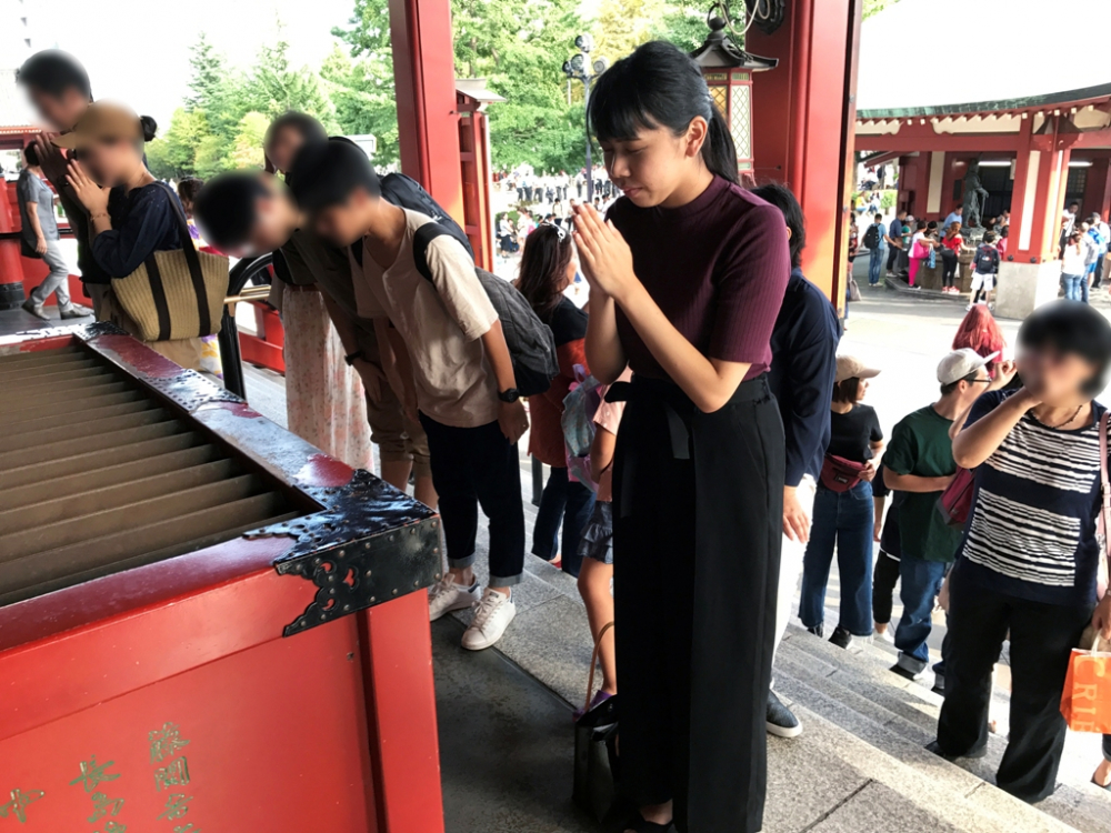 gabungkan kedua telapak tangan Anda dan berdoa kepada Buddha. 