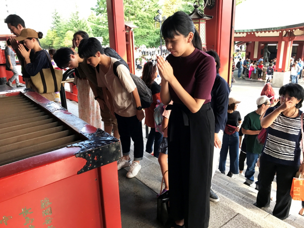 Memberikan uang persembahan adalah bagian dari ritual ibadah. 