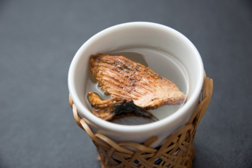 Hirezake dengan kelezatan dan wangi sedap sirip ikan buntal yang dipanggang lembut.
