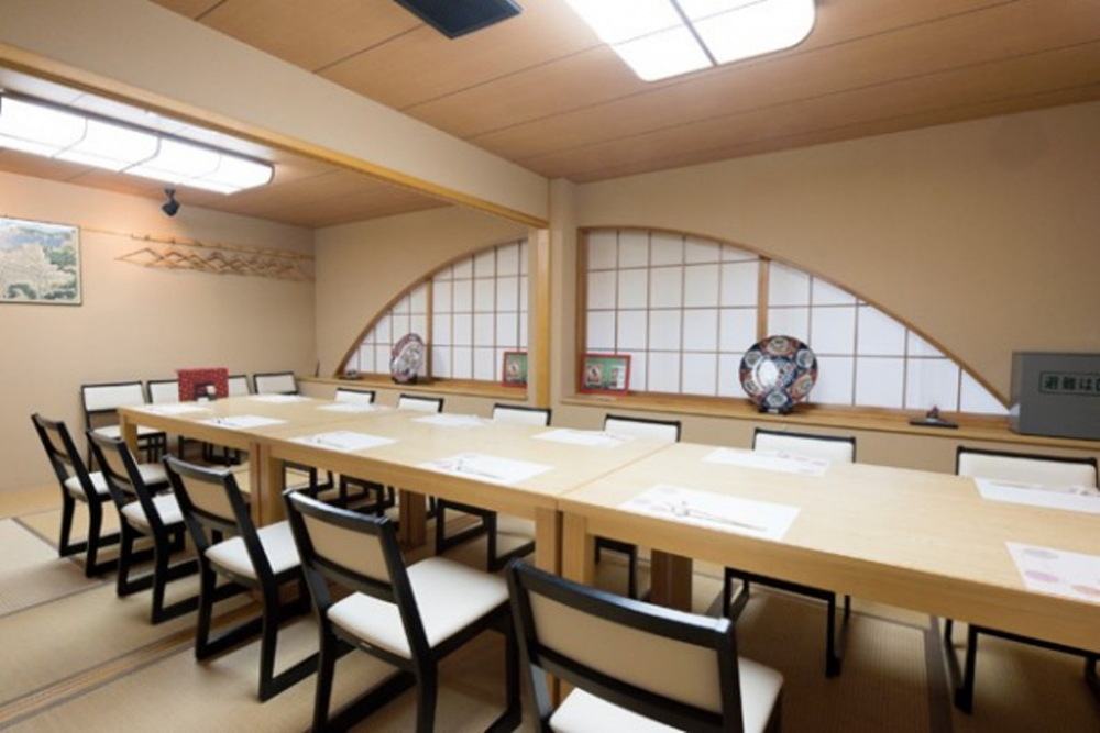 Bagian dalam restoran bergaya Jepang yang nyaman dan menenangkan
