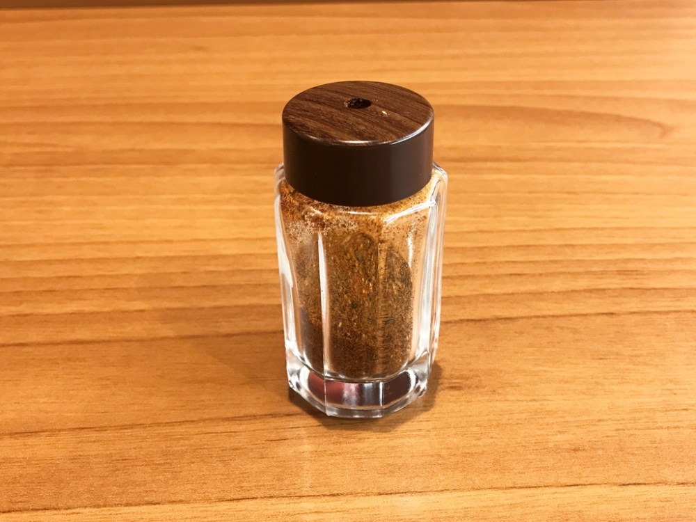 shichimi (semacam bubuk cabai campuran rempah dan lada merah)