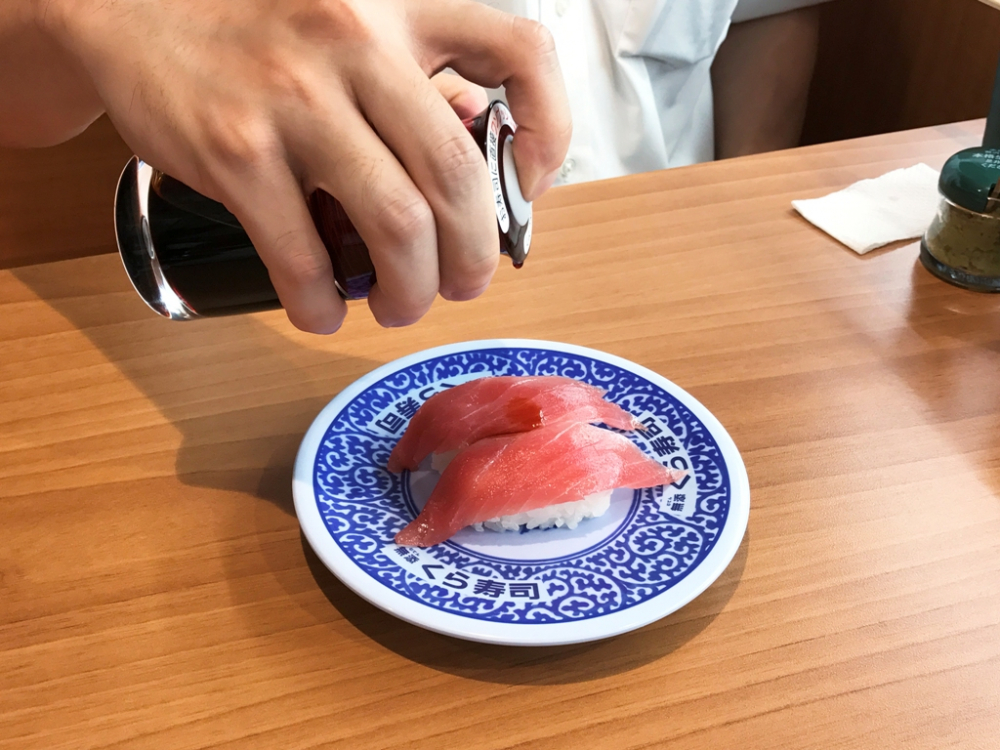 Anda boleh saja menuang kecap di atas sushi.
