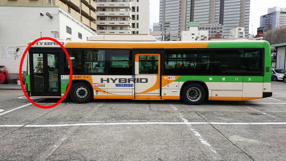 simbol Entrance di bus yang dinaiki dari depan