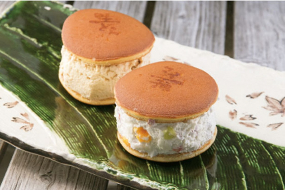 Nama-dorayaki Mapel Kopi (kiri) dan Nama-dorayaki Buah-buahan (kanan) 