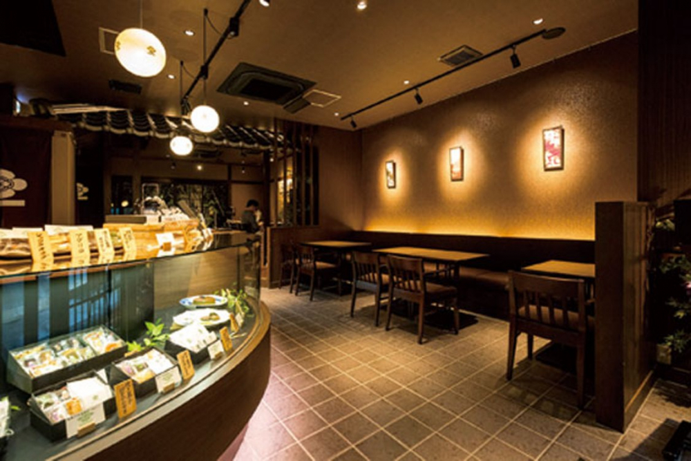 Bagian dalam toko dengan suasana kafe / Saryo Suisen Takatsuji-honten
