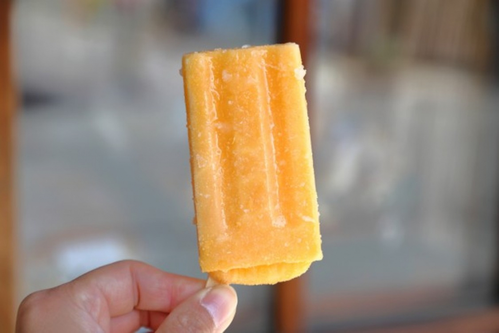 Ice Candy dengan ciri khas stick yang ditusuk dari sisi diagonal
