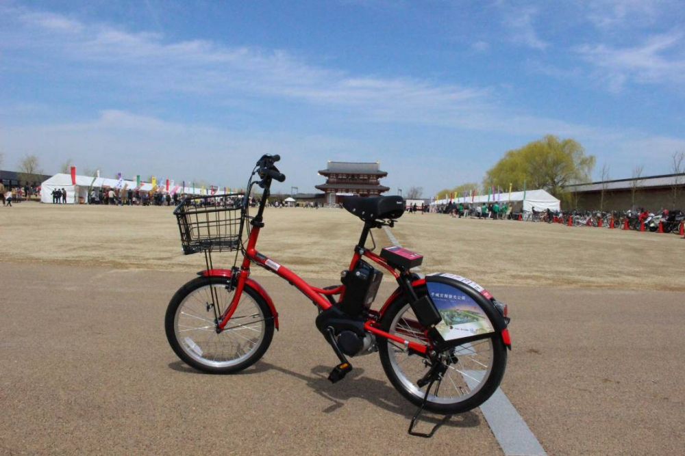 Berkeliling di kota Nara dengan sepeda tentu saja memberikan pengalaman yang berbeda dengan berkeliling dengan cara berjalan kaki. 
