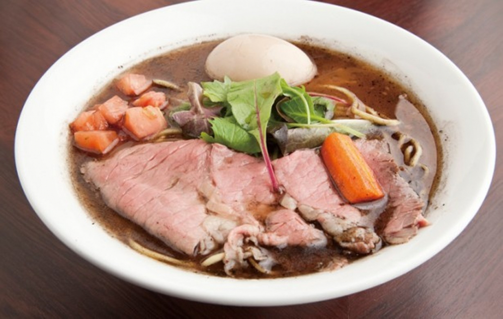 Goou Ramen (1.000yen). Selain 3 potong daging sapi panggang, ditambahkan pula bola rasa ke dalam kuah kaldu Jepang 