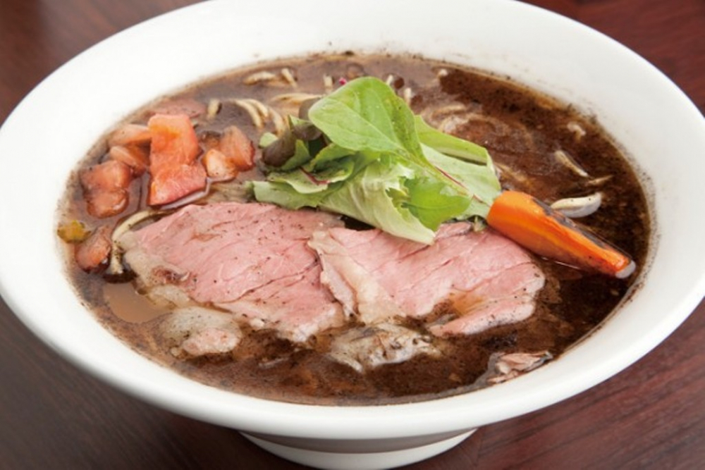Ramen (850 yen). Sup yang kaya dengan aroma lemak sapi ini ternyata rasanya ringan. Semangkok hidangan sapi dengan topping daging sapi panggang