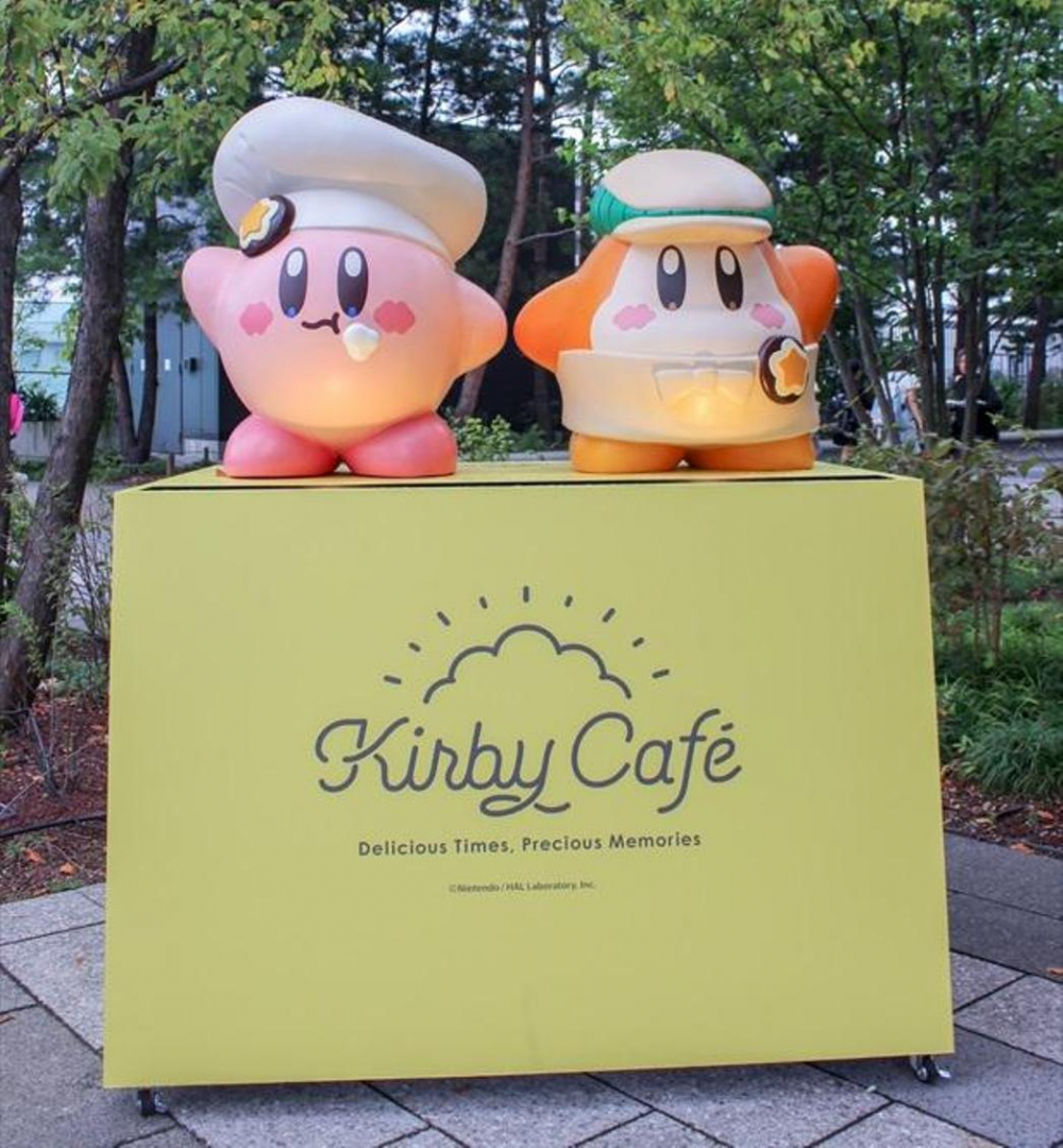 Patung Kirby dan Waddle Dee yang diletakkan di luar kafe
