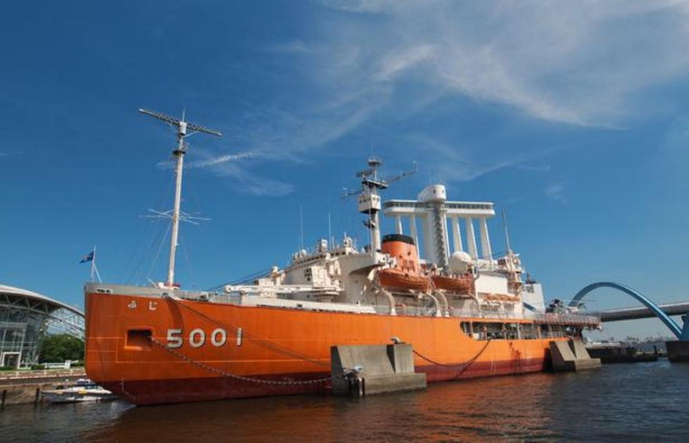 Kapal dengan panjang 100 meter berukuran besar dan berwarna oranye ini menarik perhatian.